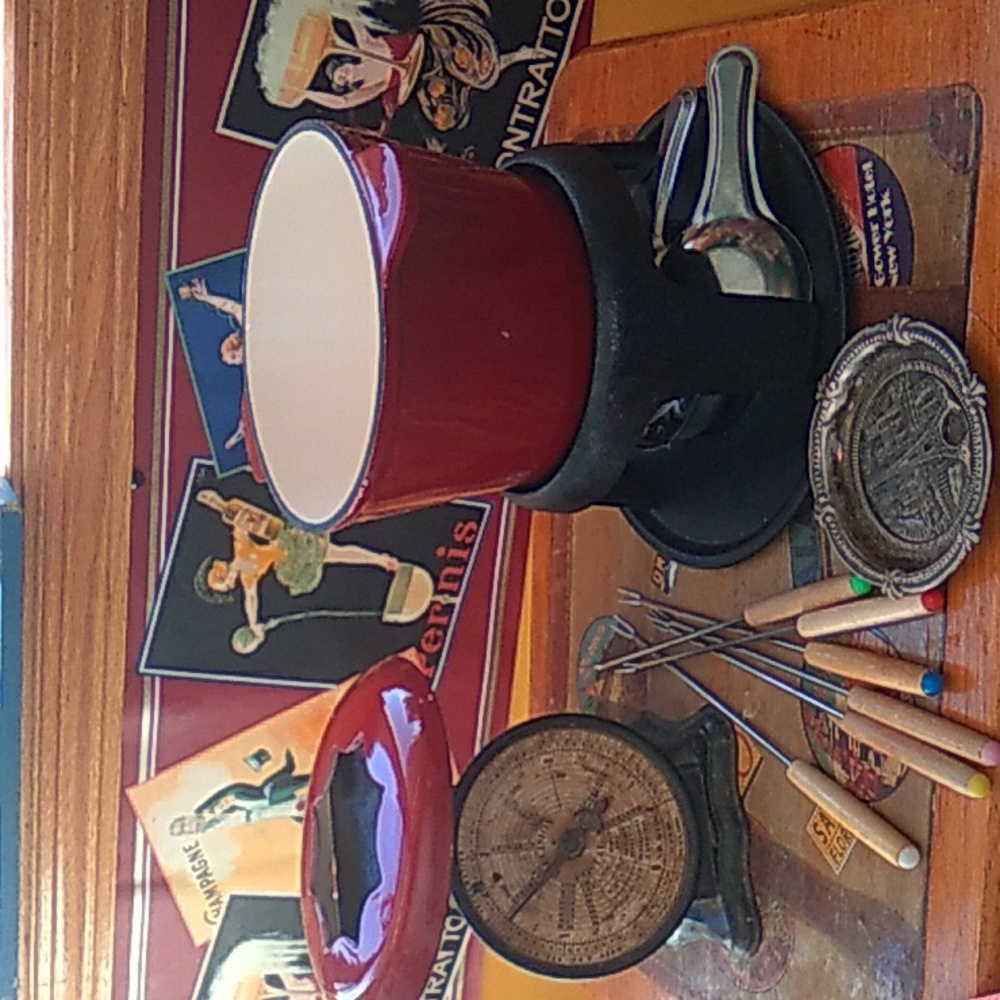 🫕 Modern CAST IRON Fondue Set Porcelain 
Pot Lid & Skewers BARN RED & Recipes - Picture 3 of 16